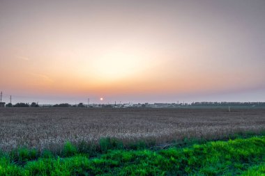 Suzdal şehri üzerinde turuncu gün batımı, Vladimir bölgesi, Rusya. 