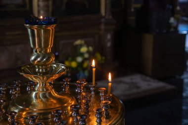 Bir Ortodoks kilisesinde lambalı büyük bir mumluk. 