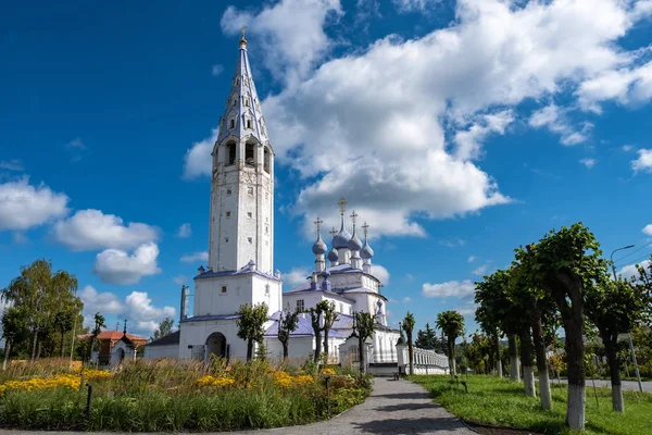 La Iglesia de la Exaltación de la Cruz Exaltación con campana —  Fotos de Stock