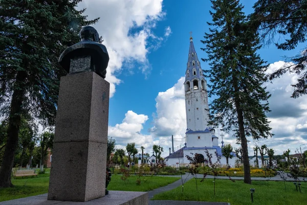 Monument to Lenin and the Holy Cross Orthodox Church, 08 / 20 / 2019 — стоковое фото