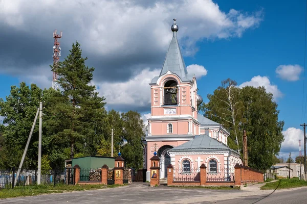 Iglesia de Pedro y Pablo en el pueblo de Verkhny Landekh, Russ — Foto de Stock