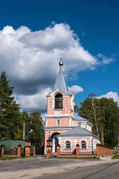 Église de Pierre et Paul dans le village de Verkhny Landekh, Russ — Photo