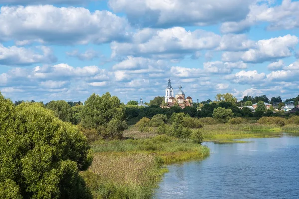 Zomer landelijk landschap met de Lukh rivier in het dorp Myt — Stockfoto