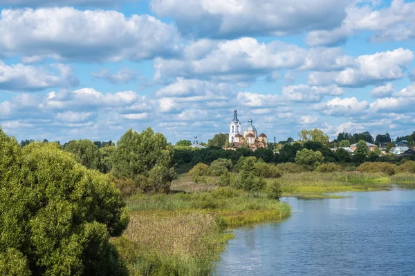 Summer rural landscape with the Lukh River in the village of Myt — Stock Photo, Image