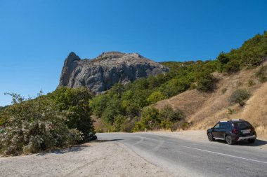 Kırım'ın Karadeniz kıyısında dolambaçlı asfalt yol