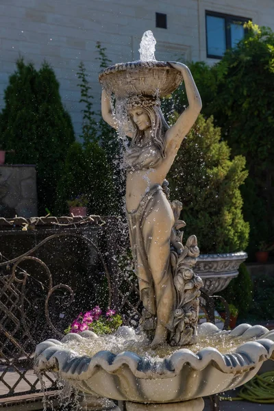 Ein erstaunlicher Brunnen mit einer Skulptur einer jungen Frau, 09 / 01 / 201 — Stockfoto