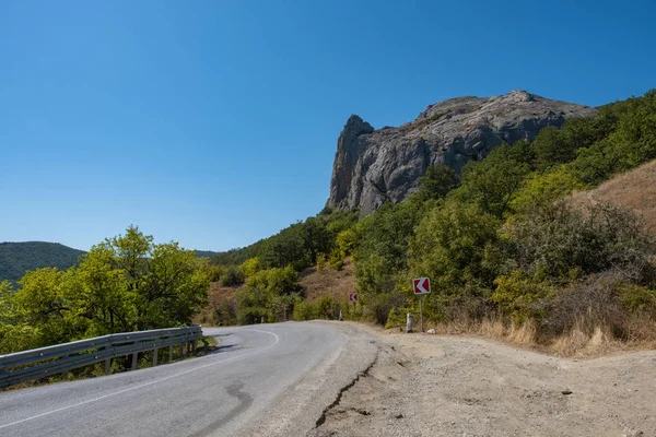 Kırım'ın Karadeniz kıyısında dolambaçlı asfalt yol
