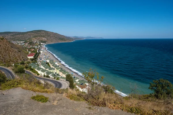 A vista de costa de Mar Negro da aldeia de Rybachye em um verão — Fotografia de Stock