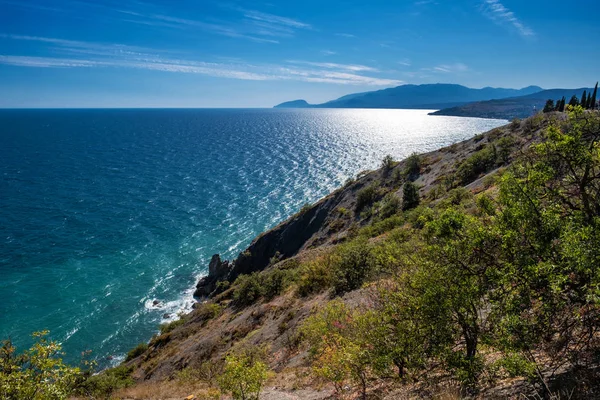 Bellissimo paesaggio del Mar Nero con una ripida costa rocciosa, Crimea . — Foto Stock