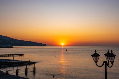 Yalta, Kırım 'da Karadeniz' in üzerinde güzel bir gün doğumu. 