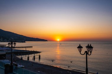 Yalta, Kırım 'da Karadeniz' in üzerinde güzel bir gün doğumu. 