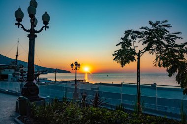 Yalta, Kırım 'da Karadeniz' in üzerinde güzel bir gün doğumu. 