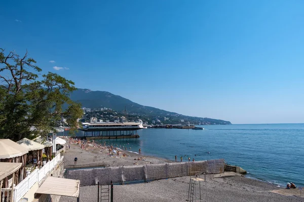 Strand aan de kust van de Zwarte Zee, 09/03/2019, Yalta, Krim. — Stockfoto