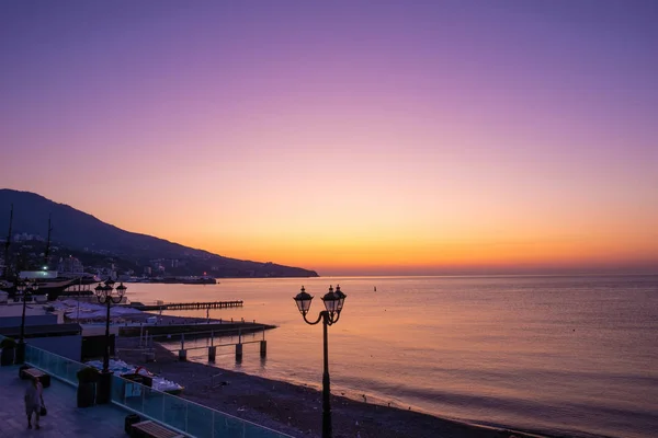 Beautiful sunrise over the Black Sea in Yalta, Crimea. — Stock Photo, Image