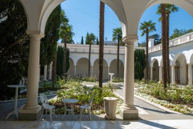 Livadia Sarayı 'ndaki bir İtalyan avlusunda palmiye ağaçları ve...