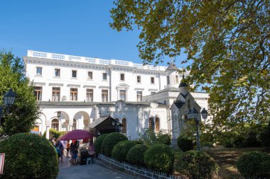 Saray kilisesi ve Livadia Sarayı 'nın bir yaz günü manzarası.