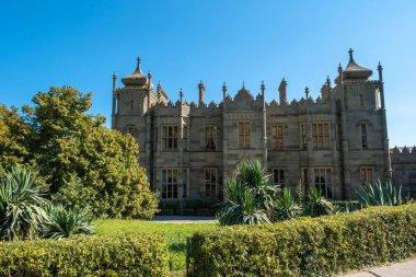 Vorontsov Sarayı 'nın arka planında sarı-yeşil çalılar ve...