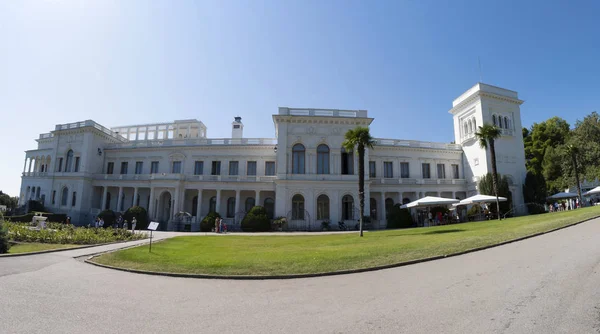 Panorama of the Livadia Palace on a clear sunny day, 09/04/2019, — Stock Photo, Image