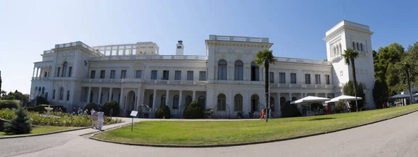 Panorama of the Livadia Palace on a clear sunny day, 09 / 04 / 2019 , — стоковое фото