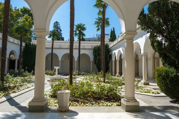 An Italian courtyard in the Livadia Palace with palm trees and a — Stock Photo, Image