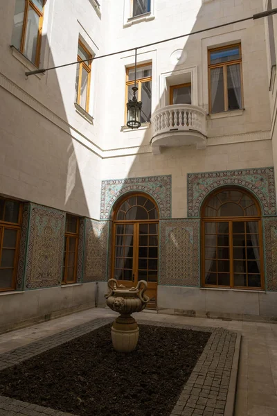 Внутренний арабский двор Ливадийского дворца с балконом — стоковое фото