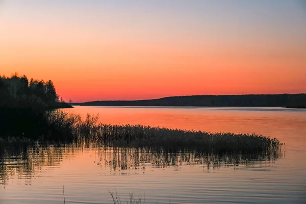Pôr Sol Vermelho Alaranjado Sobre Reservatório Uvodsky Uma Noite Tranquila — Fotografia de Stock