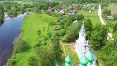 Krasnoarmeyskoye köyü, Shuisky ilçesi, Ivanovo bölgesi, Rusya - 06 / 07 / 2020: Teza Nehri kıyısında bir yaz günü Başmelek Michael Kilisesi.