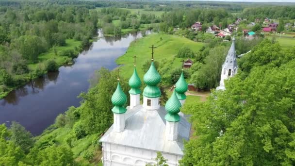 ロシア イヴァノヴォ州シュイスキー県クラスノアルメイスキー村2020年6月7日 夏の日にテザ川のほとりにある大天使マイケル教会 — ストック動画