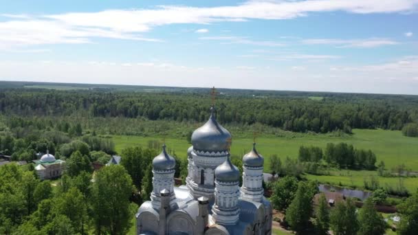 ロシア イヴァノヴォ州シュイスキー郡セルゲヴォ村 2020年6月7日 夏の日に聖母マリア大聖堂の銀のドーム — ストック動画