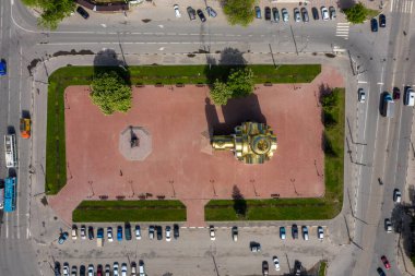 Ivanovo 'daki Zafer Meydanı' nın bir yaz gününde çekilmiş en iyi görüntüsü..