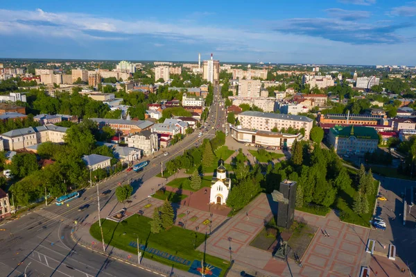 Ivanovo, Ivanovo bölgesi, Rusya. - 05.06.2020: Devrim Meydanı akşam güneşinde.
