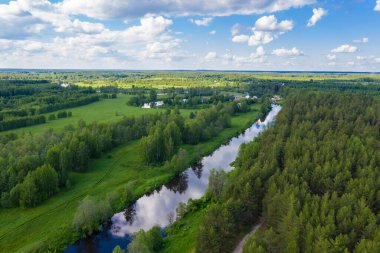Bir yaz günü İvanovo bölgesinin Shuisky bölgesinde Theza Nehri 'nde bir İHA' dan fotoğraf çekildi.. 