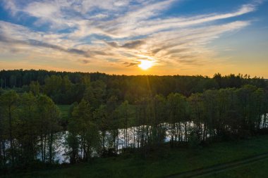Ivanovo Bölgesi 'ndeki Teza Nehri üzerinde güzel turuncu gün batımı, İHA' dan çekilmiş bir fotoğraf.. 