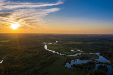 Ivanovo Bölgesi 'ndeki Teza Nehri üzerinde güzel turuncu gün batımı, İHA' dan çekilmiş bir fotoğraf.. 