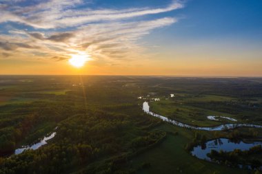 Ivanovo Bölgesi 'ndeki Teza Nehri üzerinde güzel turuncu gün batımı, İHA' dan çekilmiş bir fotoğraf..