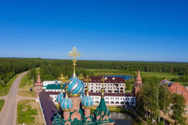 Nikolo-Solbinsky kadın manastırının gümüş-mavi kubbeleri, Pereslavsky bölgesi, Yaroslavl bölgesi, bir yaz günü, bir insansız hava aracı tarafından çekilen fotoğraf. 