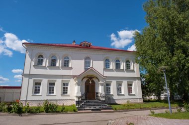 Bir yaz gününde Trinity-Sergius Varnitsky Manastırı, Yaroslavl Bölgesi, Rostov Veliky 'deki yemekhanenin beyaz binası. 