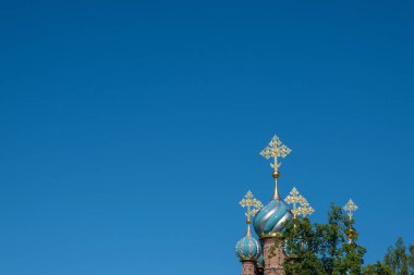 Nikolo-Solbinsky kadın manastırının altın haçlarına sahip gümüş-mavi kubbeler, Pereslavsky bölgesi, Yaroslavl bölgesi mavi gökyüzünün arka planında.