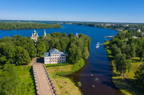 夏天的一天 乌格利希克里姆林宫和伏尔加河的景象 照片来自无人驾驶飞机 免版税图库照片