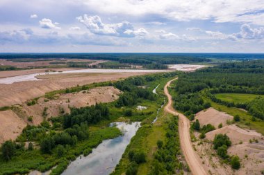 Khromtsovo köyü yakınlarındaki kum ocağı, İvanovo bölgesi, güneşli bir yaz gününde, bir İHA 'dan çekilmiş..