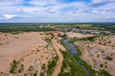 Khromtsovo köyü yakınlarındaki kum ocağı, İvanovo bölgesi, güneşli bir yaz gününde, bir İHA 'dan çekilmiş..