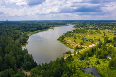 Bir yaz günü İvanovo bölgesinin Ushakovka köyü yakınlarındaki büyük bir rezervuar. Fotoğraf bir İHA 'dan çekildi..