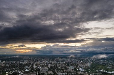 İvanovo şehrinin kuş bakışı manzaralı güzel bir gün batımı, Rusya.