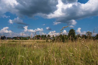 Dunilovo köyü ve beyaz kubbeli eski bir tapınak manzarası, Ivanovo bölgesi, Rusya. 