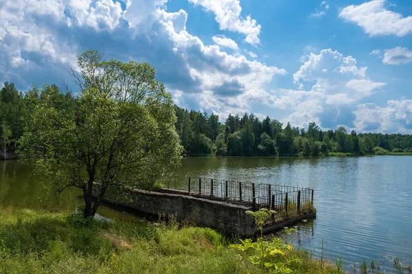 Spillway Een Stuwmeer Met Een Mooie Bewolkte Lucht Een Zomerse — Stockfoto