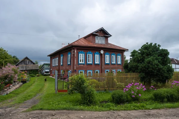 Ein Altes Zweistöckiges Holzhaus Mit Schönen Blumenbeeten Verschiedenen Farben Einem — Stockfoto