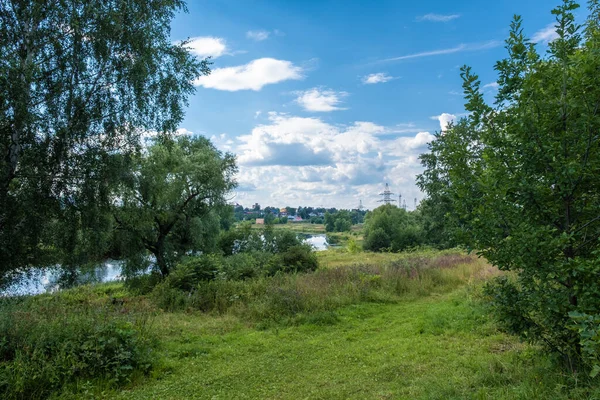 夏の晴れた日にウヴォド川と都市の風景 イワノヴォ市 ロシア — ストック写真