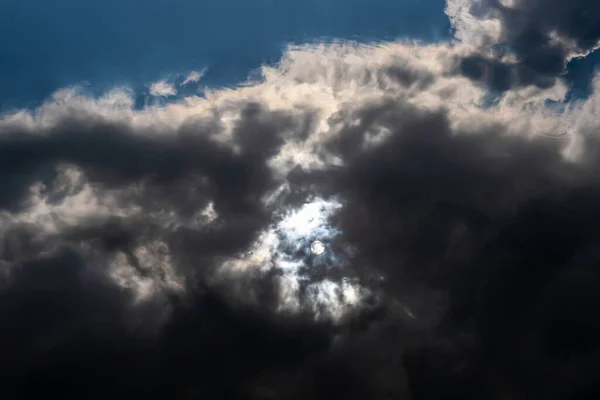Отражение Воде Круглого Диска Солнца Черного Грозового Облака — стоковое фото
