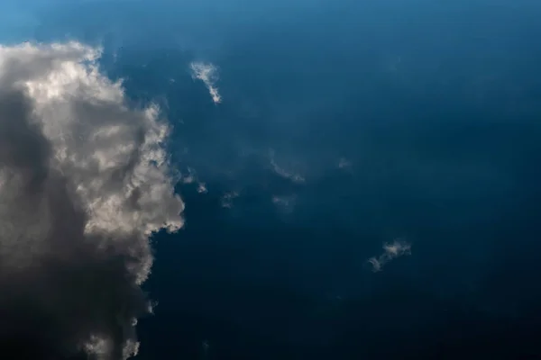 Темно Грозовое Облако Подсвечивалось Темно Синем Небе — стоковое фото