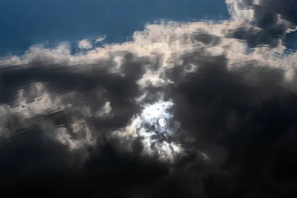 Riflessione Nell Acqua Disco Rotondo Del Sole Una Nube Nera — Foto Stock